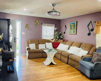 Colorful spacious 3 bedroom house near center - Philadelphia - Soggiorno