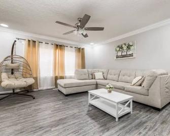 (6 Beds)southern Timeless Ranch By Wrafb/Mall/Park - Centerville - Living room