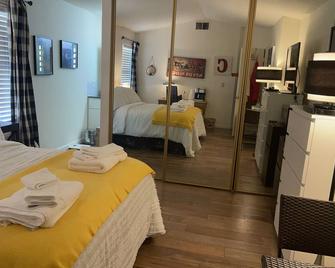 Beautiful 450sqft Master Bedroom w/Private full bathroom, Parking \nxtra room ava - Vallejo - Bedroom