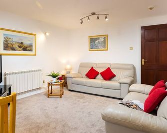 HIGH LAKE, family friendly, with a garden in Bowness-On-Windermere - Bowness-on-Windermere - Living room