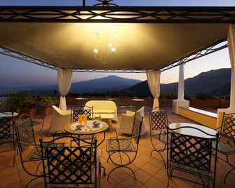 فيلا أنجيلا - تاورمينا - شرفة