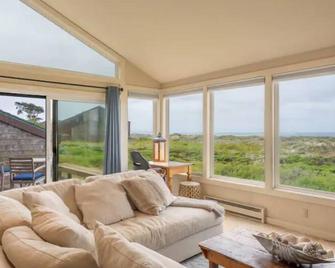 Ocean Front Villa - Moss Landing - Living room