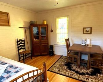 Bunkhouse Seventy-Four - Cute, quaint and just minutes from Jacksonville, IL - Jacksonville - Dining room