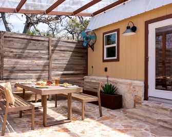 Romantic Luxury Retreat hot cold pool & sauna - Wimberley - Патіо