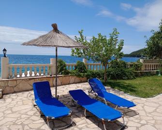 Magic Ionian Apartments & Rooms - Himarë - Patio