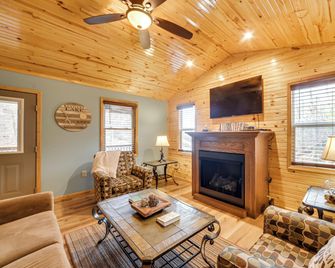 Cozy Waverly Cabin w/ Fireplace & Deck! - Waverly - Sala de estar