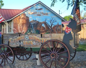 Cowboy Country Inn - Two-room Suite - Escalante