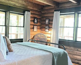 Lakefront Cozy Cabin at The Blueberry Farm - Royston