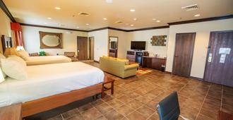 Best Western Plus Cimarron Hotel & Suites - Stillwater - Bedroom