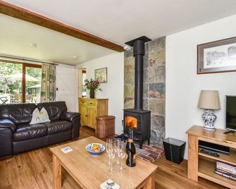 Taylors Copse Cottage by inspirestays.com - a cottage that sleeps 5 guests in 2 bedrooms - Petersfield - Living room
