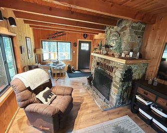 Charming 3br Getaway /10 Min To Donner Lake /Bbq /Hikes /Board Games /Fireplace - Kingvale - Living room
