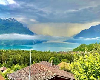 Charming Chalet Lake And Mountain View - Hofstetten bei Brienz - Vista del exterior