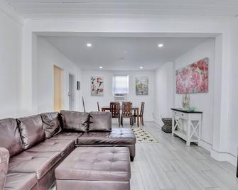 Down Town Delray, near Ave and beach, Free parking - Delray Beach - Living room