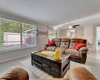 Family Retreats 5 minutes to the beach - Tarpon Springs - Huiskamer