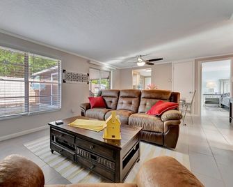 Family Retreats 5 minutes to the beach - Tarpon Springs - Soggiorno