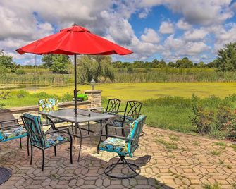 Peaceful Lebanon Farmhouse/Ranch w/ Pool! - Lebanon - Patio