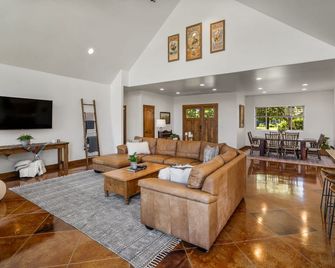 Gallatin Getaway - Cheerful Home with Hot Tub - Belgrade - Soggiorno