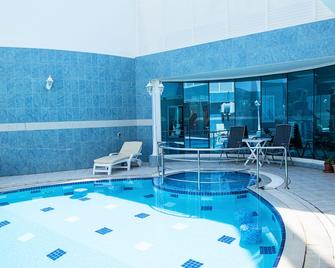 Platinum Hotel Apartments - Abu Dabi - Piscina