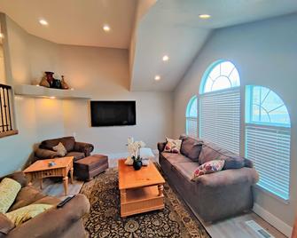 Amazing 3 Bedrooms / 2 Bathrooms Home With Private Hot Tub!!! - West Jordan - Living room
