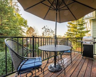 New Sunset Loft Guest House-Old Folsom-Kind Bed - Folsom - Balkon
