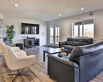 Fully Remodeled Hillsboro Home with Home Theater! - Hillsboro - Living room