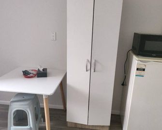 2 Double Beds including 1 Sofa Bed Garden Chalet, 14 Phyllis St, Mt Albert, Auckland - Auckland - Dining room