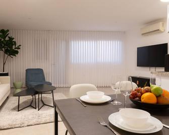 O&O Group- Huge & Lovely Unit 2BR 2BT By the beach - Rishon LeZion - Dining room