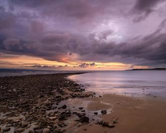 1-Bed Cottage on Coastal Pathway in South Wales - Barry - Beach
