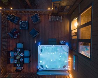 Wolfe by AvantStay | 5mins NorthStar! Fireplace, 2 Private Decks! - Truckee