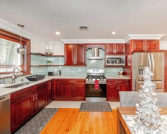 383 - 3BR Quincy - Chic House near Adams Park - Quincy - Kitchen