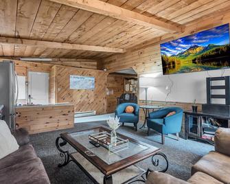 Timberline Lodge - Downtown Ellicottville - Room 202 - Ellicottville - Living room