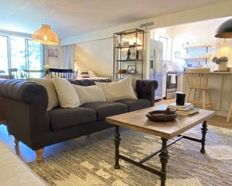The Langley Loft: Modern Barn + Close to Downtown + Hot Tub + Cozy Island Vibes - Langley - Living room