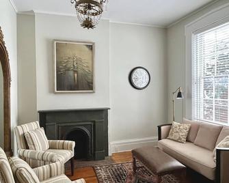 Elegant 5 Br Row House In Historic Geneva: Walk To Hws, Lake, Downtown - Geneva