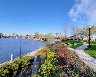Charming Cottage near Niagara Falls and Buffalo - Tonawanda
