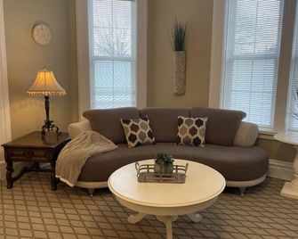 Charming 2-Bedroom Apartment Near Historic Downtown Marietta - Marietta - Living room