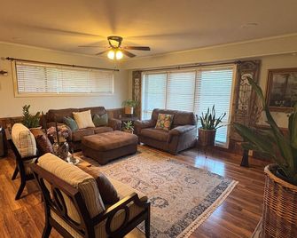 Kirk’s Kilgore Kottage - 3 bedrooms, 2 bath House - Kilgore - Living room