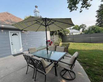 The Vintage Gem - Lusk - Patio