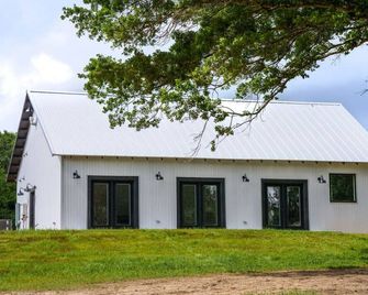 Limestone Fields: 16-Acre Lake Farm Retreat, 10 Cabins, Sleeps 26, Soaking Tubs! - Jewett - Building