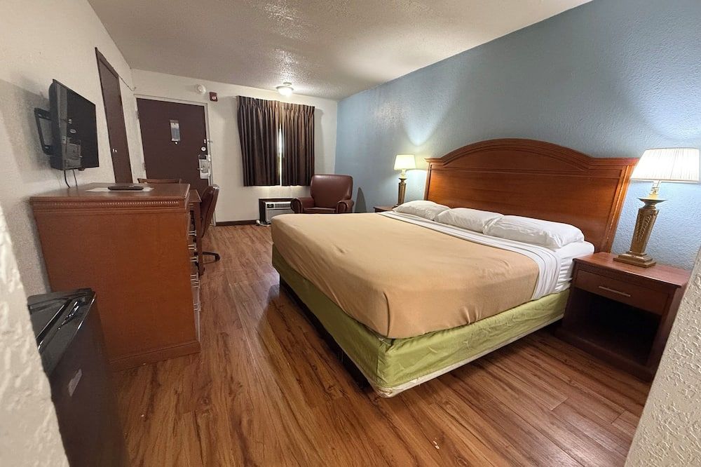 Relax Inn & Suites - Mattoon - Bedroom