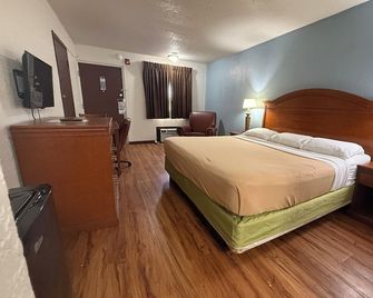 Relax Inn & Suites - Mattoon - Bedroom