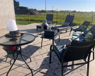 Charming 2-bed Cottage in County Derry - Magilligan - Patio
