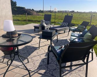 Charming 2-bed Cottage in County Derry - Magilligan - Patio