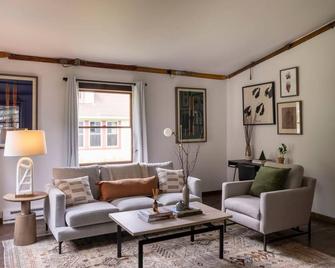 Maple Avenue by Summer A Hunter Mountain Retreat - Hunter - Living room