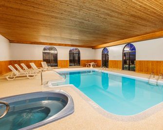 Super 8 by Wyndham Port Elgin - Saugeen Shores - Zwembad