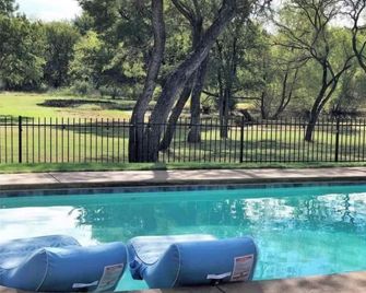 Spacious Country Home Entire house Sleeps 10 3500 sq ft - Sanger - Piscina