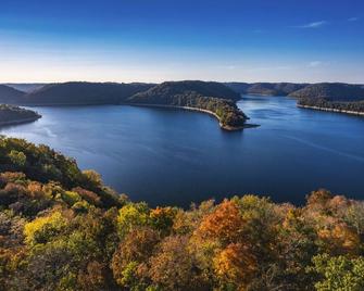 Center Hill Lake Cabin w/ Deck & Fire Pit - Baxter