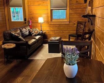 Almost Heaven 1BR Cabin In West Virginia Woods - Perfect For Couple's Escape - Hico - Sala de estar