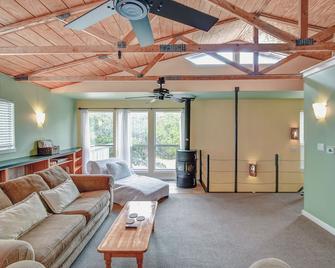 Secluded getaway, 2BR, near Fossil Rim, 900 acres, hiking, farm animals - Glen Rose - Living room