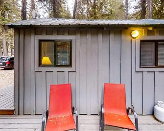 Dog-friendly mountain-view cabin in walkable locale with deck & grill - Joseph - Patio