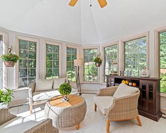 Spacious luxury home, 22 min from Boston and 20 min from Gillette Stadium. - Stoughton - Living room